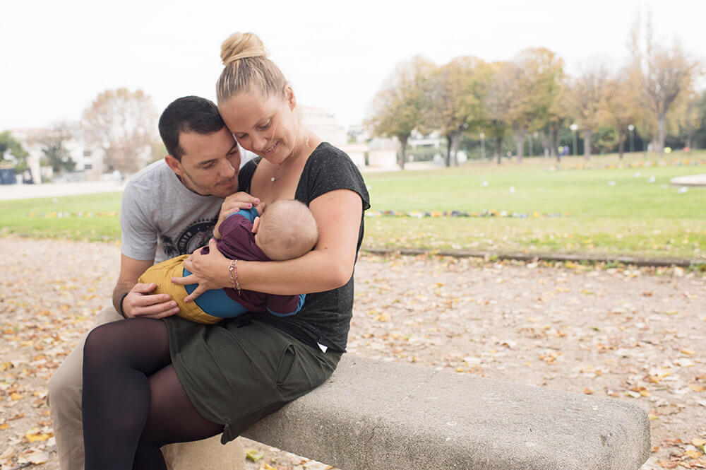 Pause ailletement sur un banc au parc.