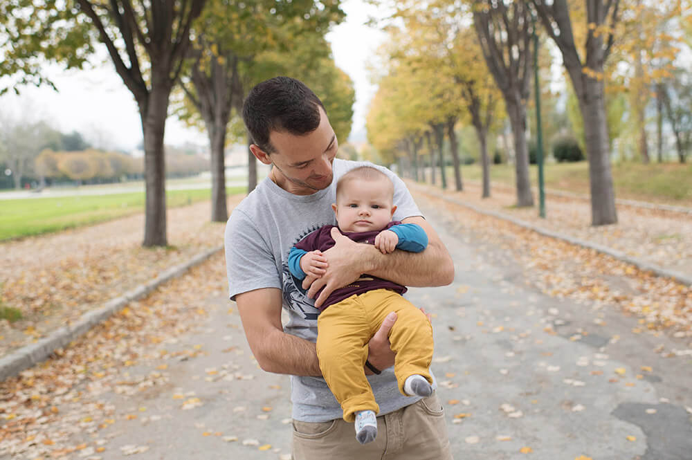 Portrait de bébé avec papa dans une allée du parc Borély