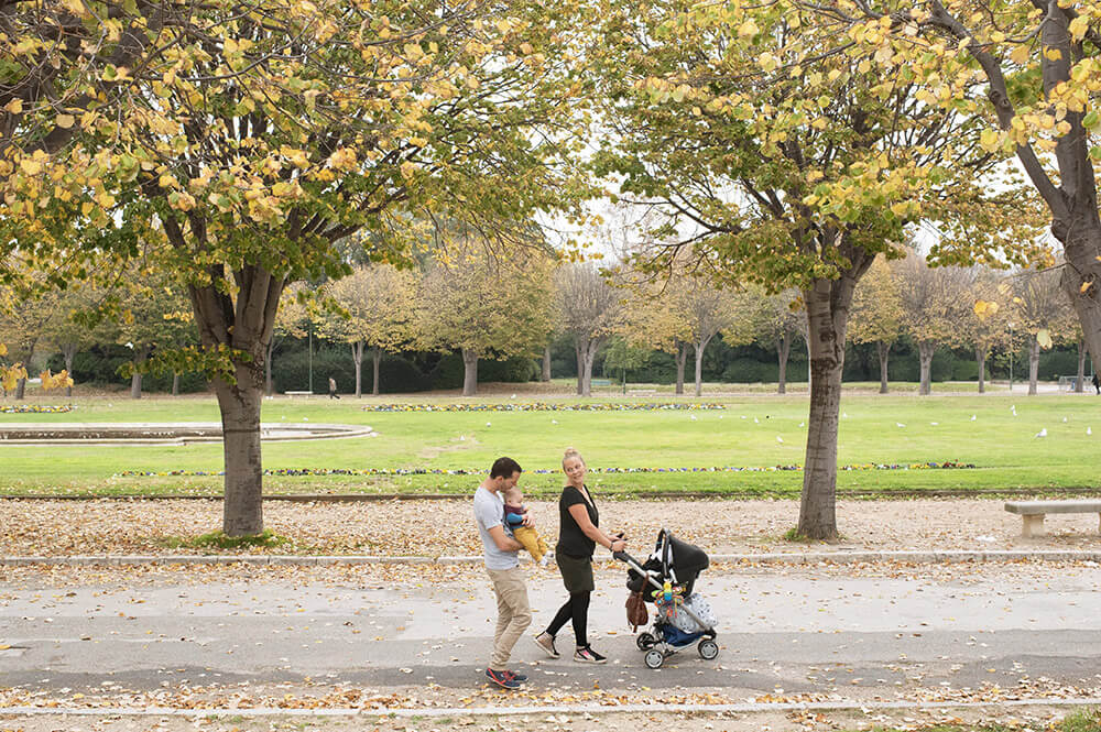 Famille entrain de marcher dans l'allée du Parc Borély.