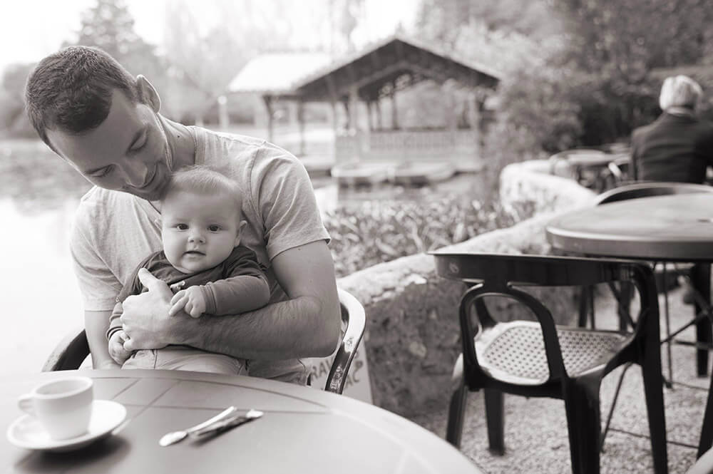 Portrait bébé au café du parc Borély. Photo noir et blanc.