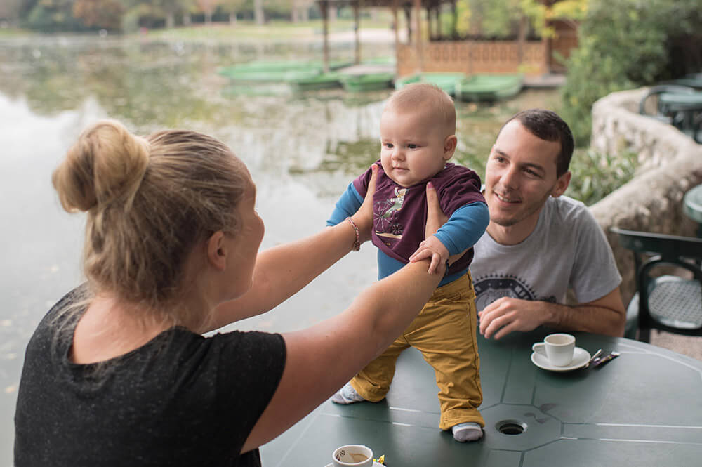 Portrait de bébé débout sur une table au lac Borély.