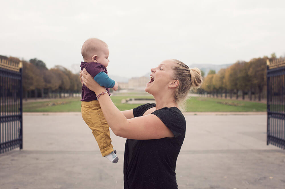 Portrait de bébé à l'entrée du parc Borély