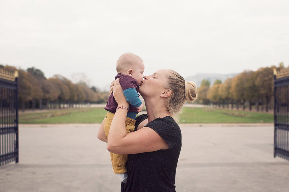 Portrait de bébé à l'entrée du parc Borély