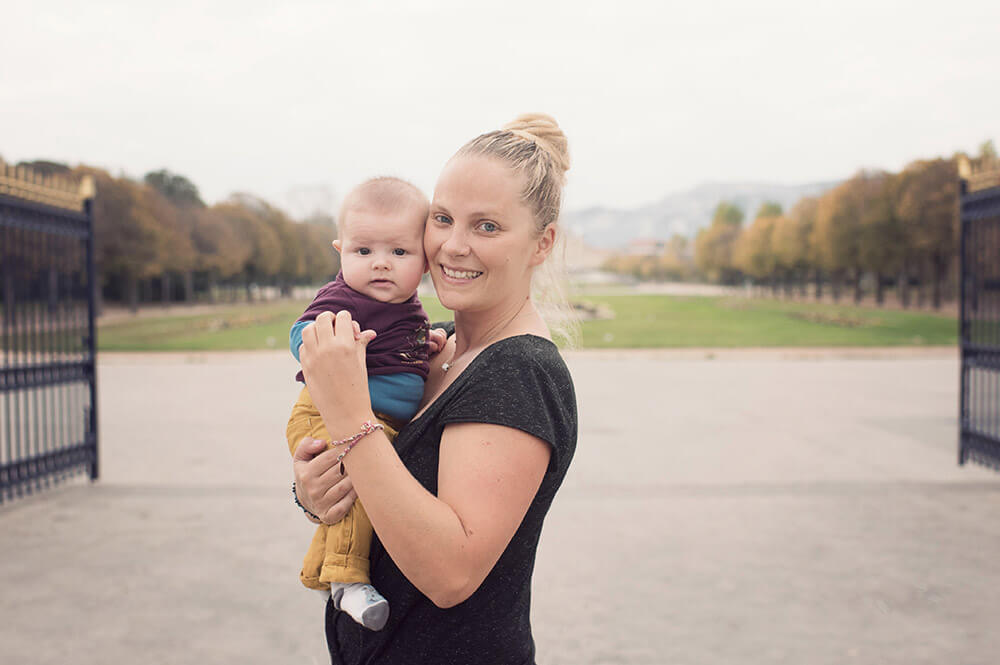 Portrait de bébé à l'entrée du parc Borély