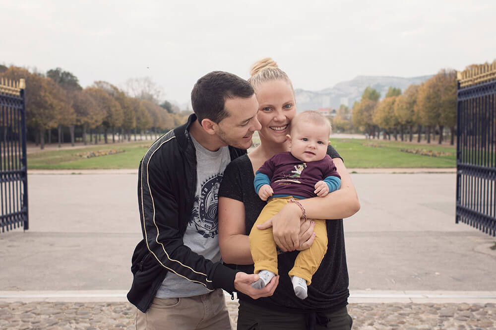 Portrait de famille devant les grilles de l'entrée du parc Borély.