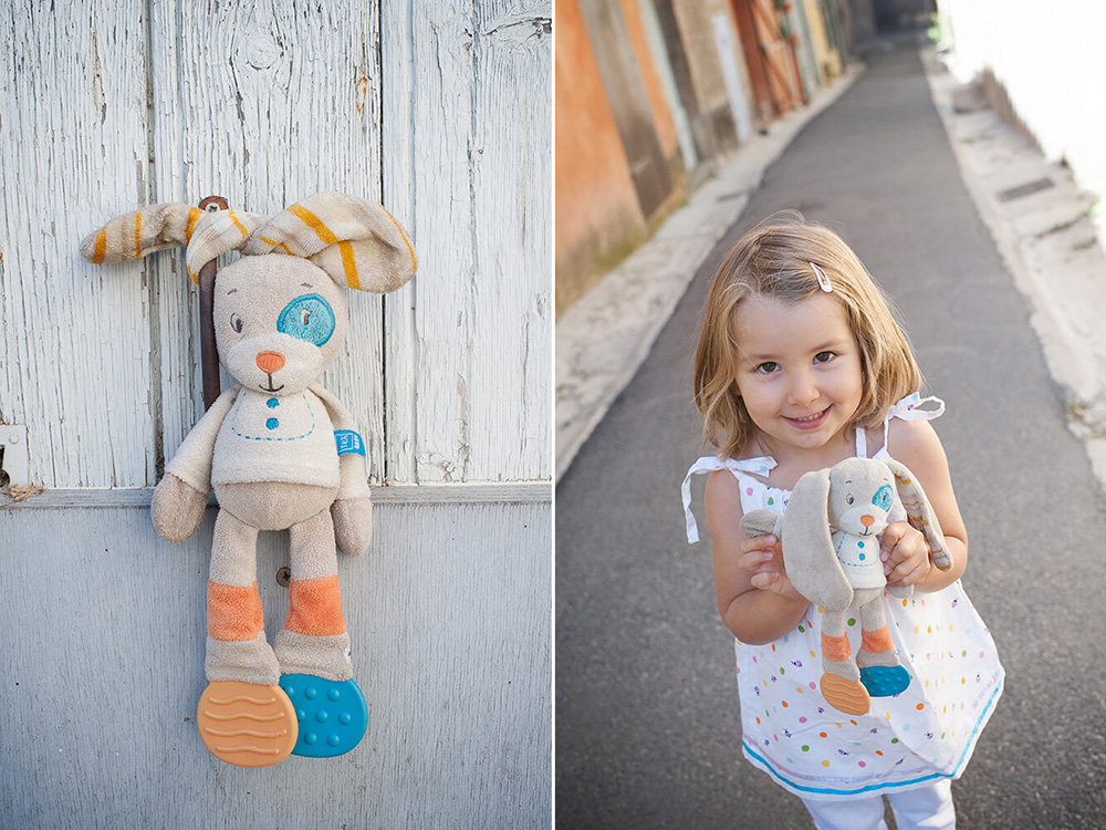 Portrait d'une jeune fille tenant son doudou dans les main.