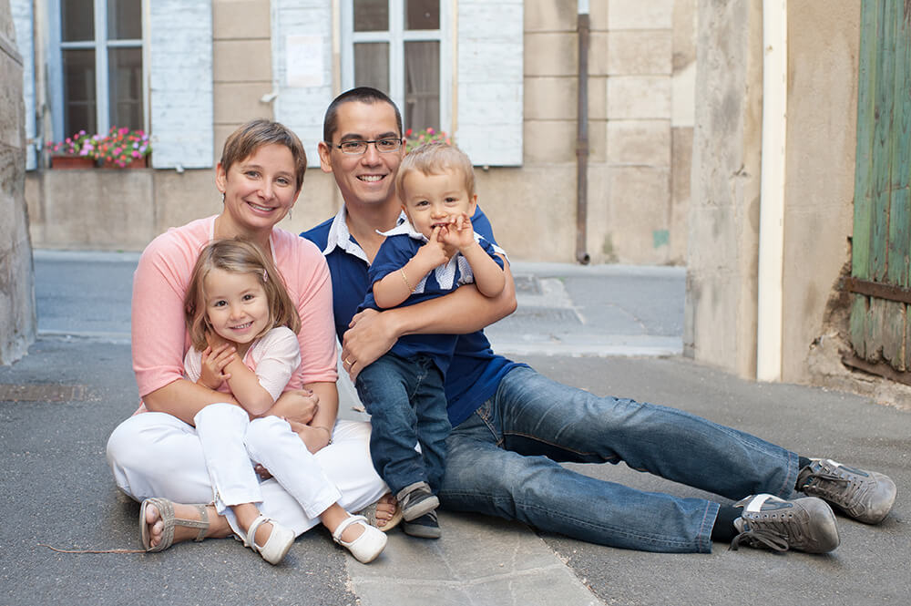 Portrait de famille assis par terre.