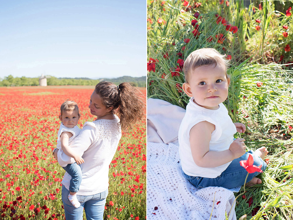 Assise sur une couverture dans un champ de coquelicots/