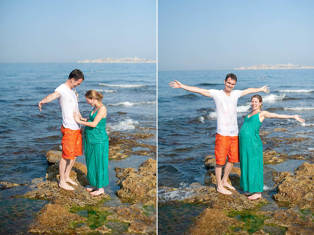 Un couple sur les rochers au bord de la mer