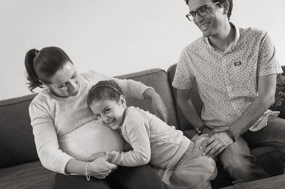 Enfant écoutant bébé bouger dans le corps de sa maman.