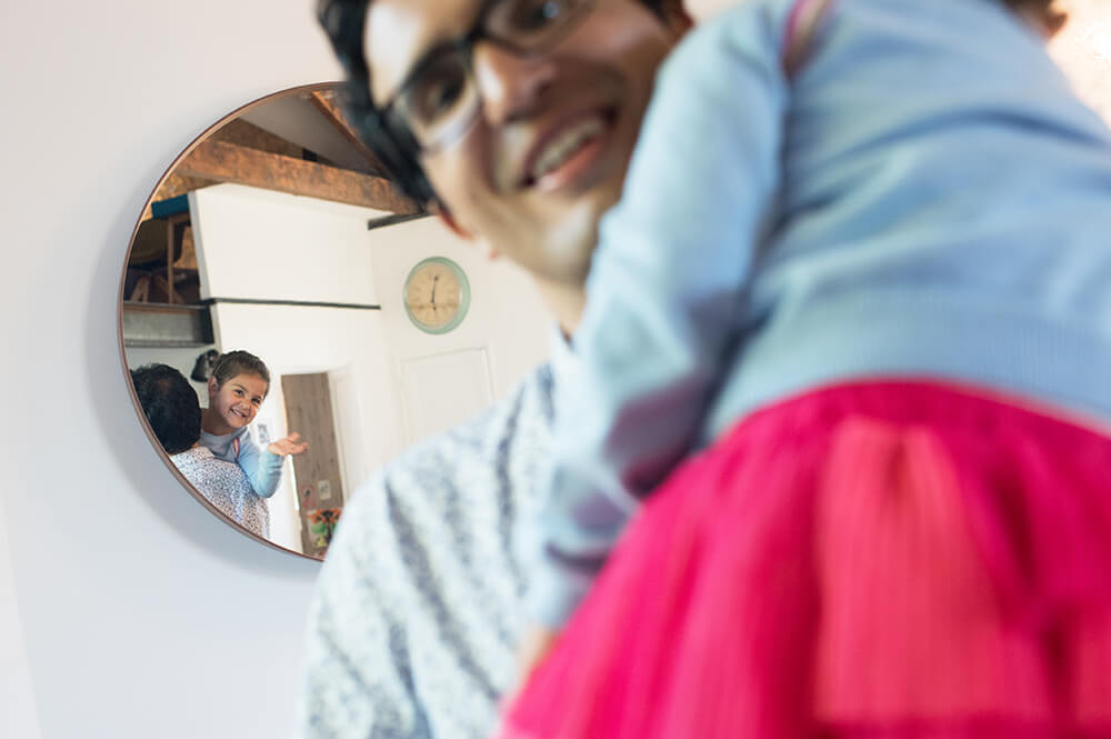 Portrait enfant dans un miroir.