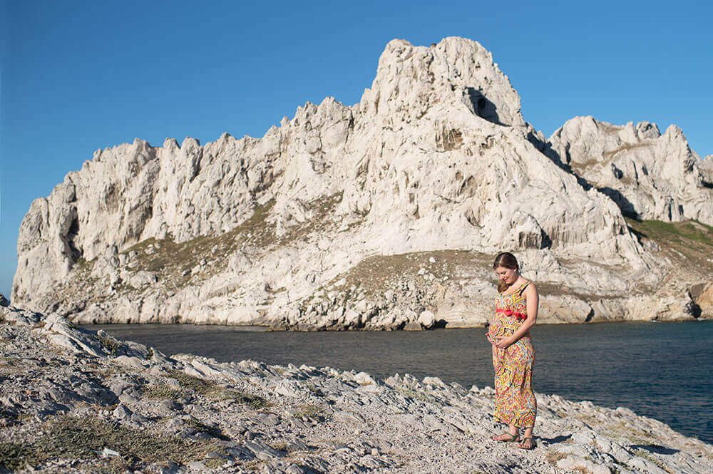 Portrait grossesse devant l'île Maire au Goudes.