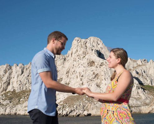 Portrait couple devant l'île Maire au Goudes.