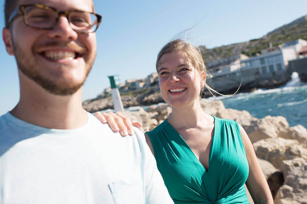 Portrait tout sourire de futurs parents.