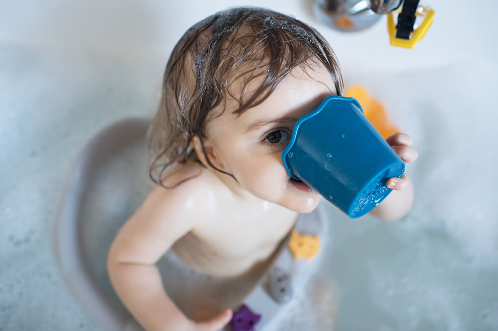 Enfant entrain de boire l'eau du bain. Pris sur le vif.