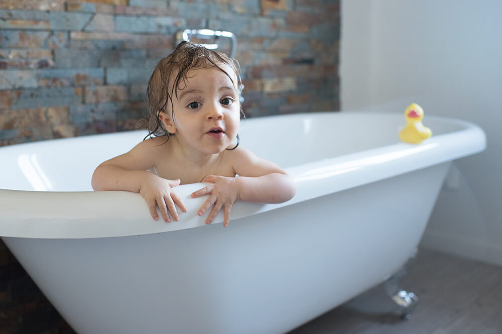 Bébé et son canard jaune.