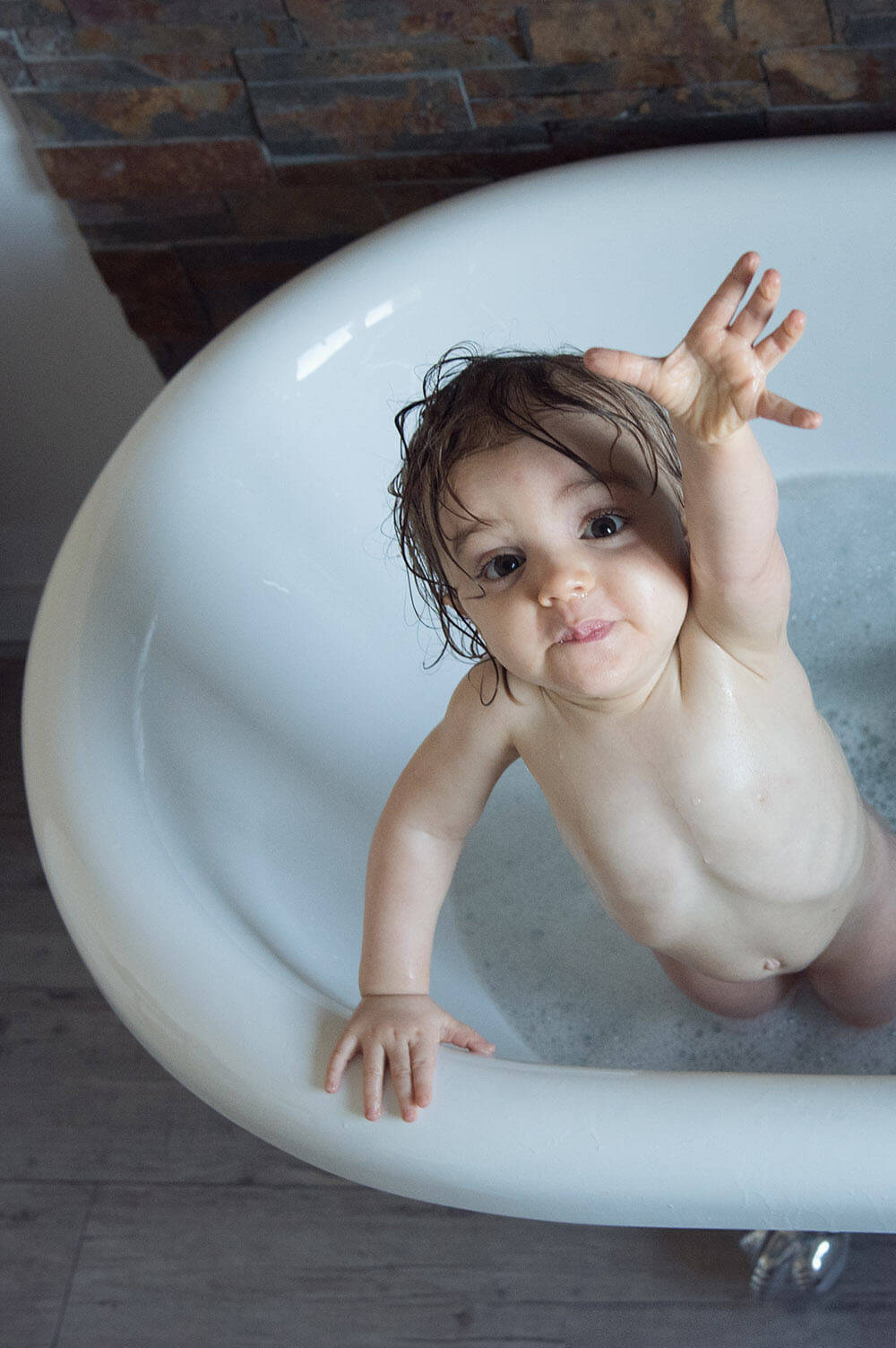 Portrait de bébé dans sa salle de bain.