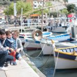 Portrait de famille avec des gâteaux sur le port de Cassis.