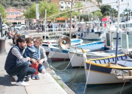 Portrait de famille avec des gâteaux sur le port de Cassis.