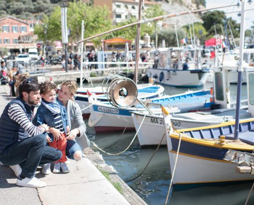 Portrait de famille avec des gâteaux sur le port de Cassis.