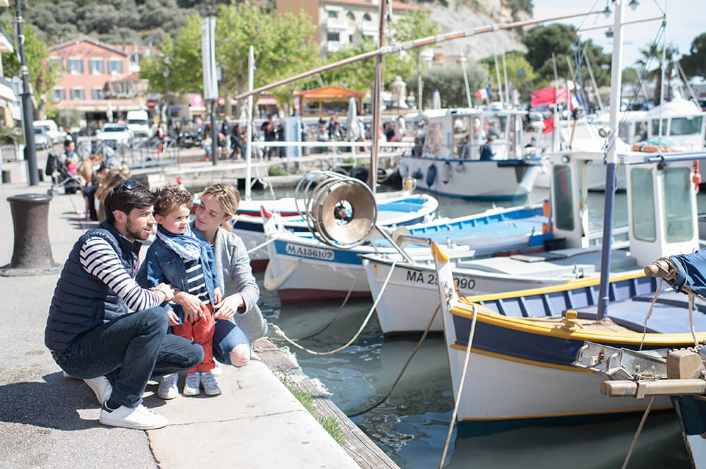 Portrait de famille avec des gâteaux sur le port de Cassis.