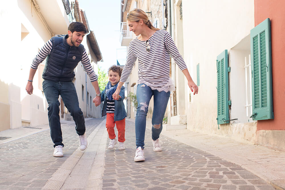 Jouer avec son enfant dans les rues de Cassis.