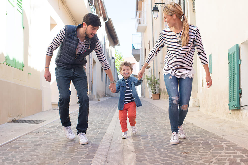 Jouer avec son enfant dans les rues de Cassis.