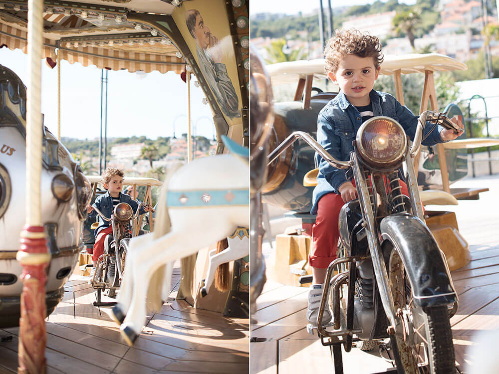 Portrait d'enfant sur un manège.