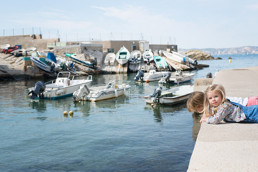 Enfants sur le quai du port de Malmousque