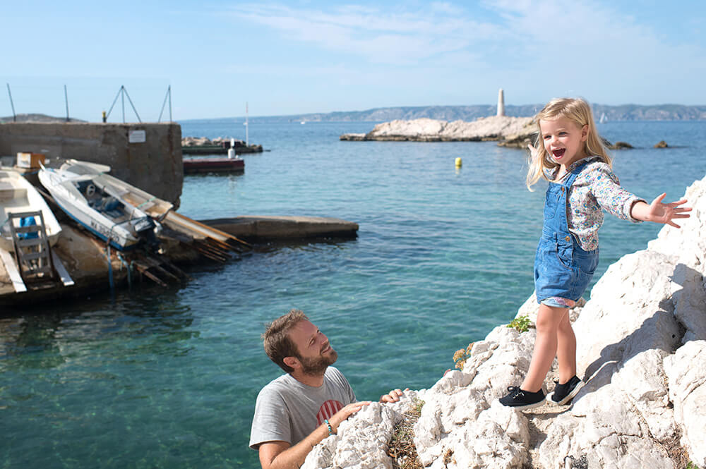 Enfant qui joue avec son père sur les rochers