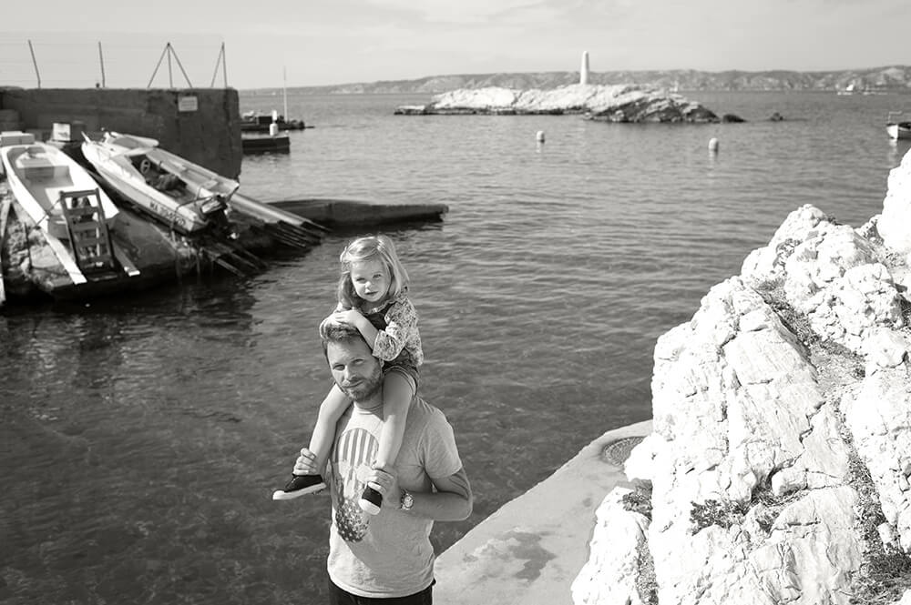 Photo Noir et blanc d'une fille et son père