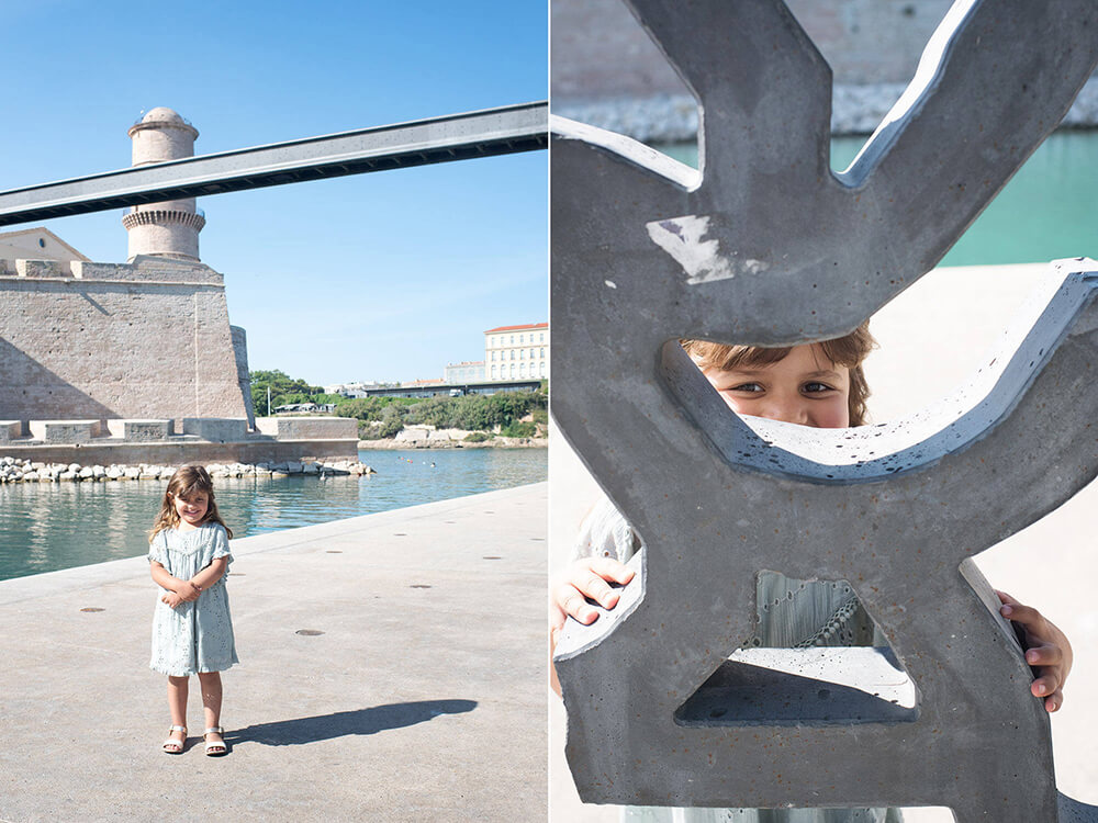 Enfant qui joue à cache-cache au MuCem.