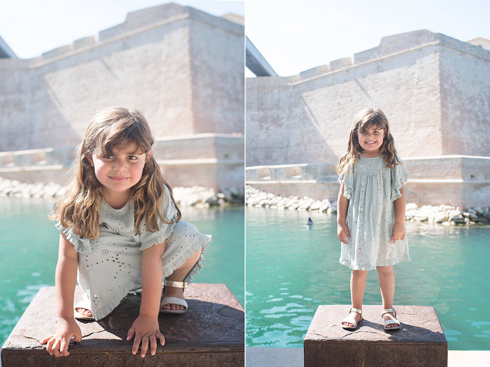 Jeune fille avec une jolie robe verte au MuCem.