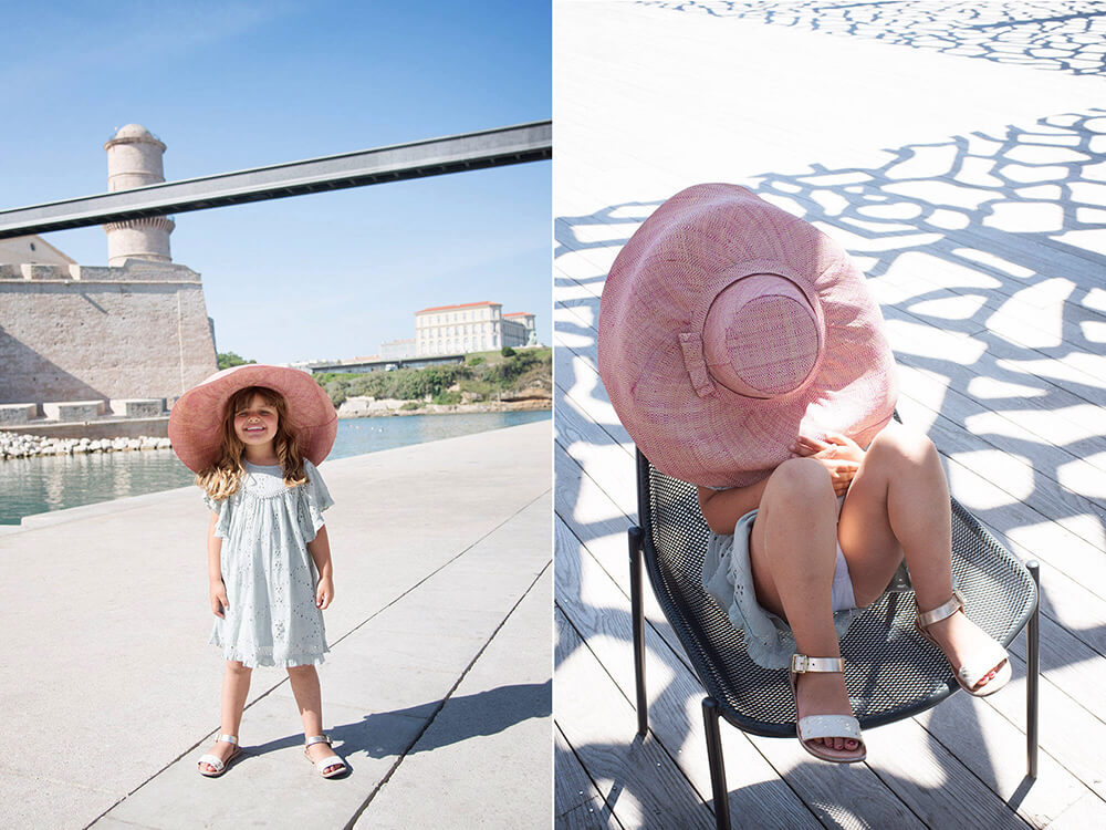 Portrait d'enfant, avec un grand chapeau rose.