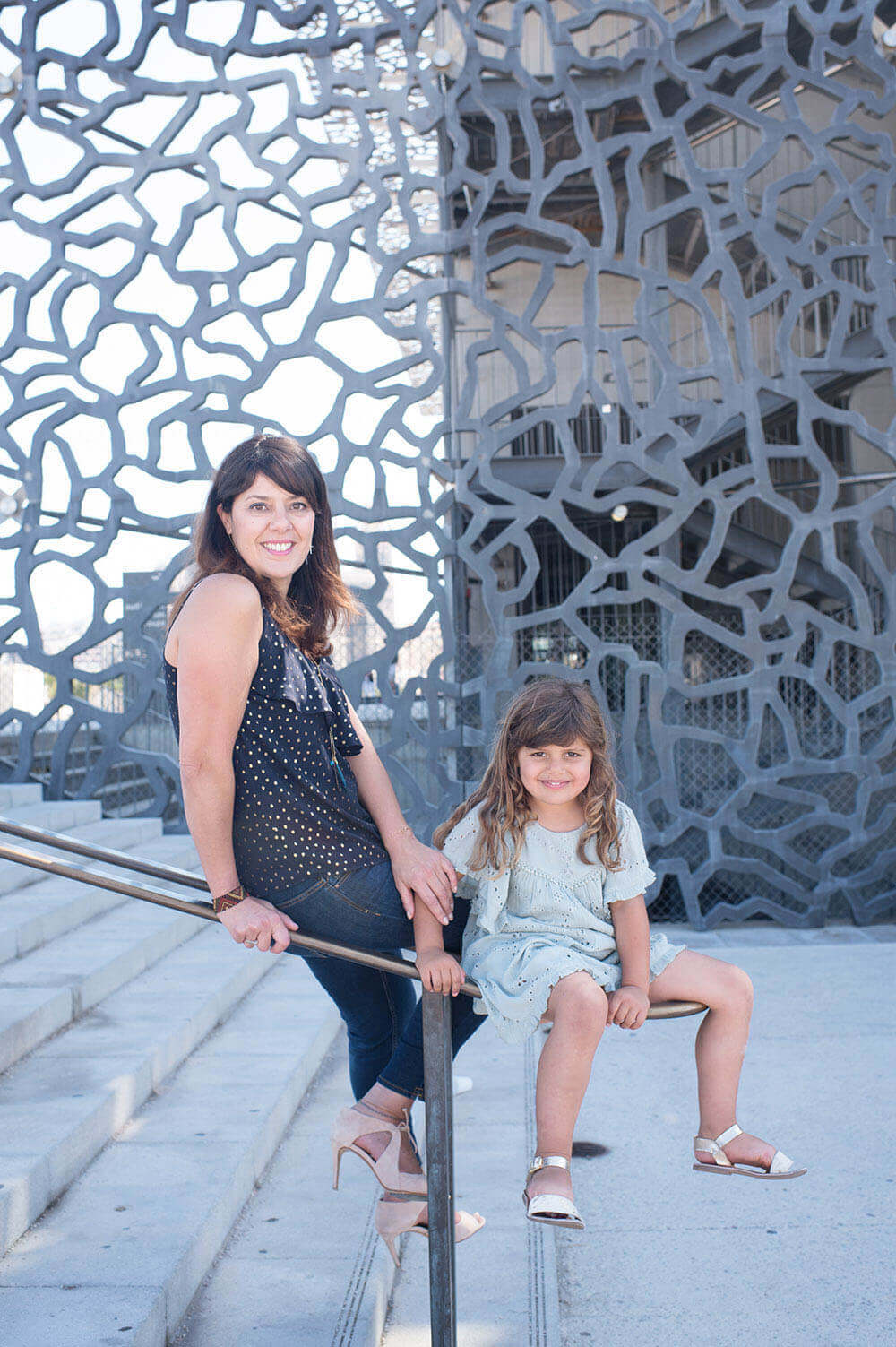 Portrait d'une jeune fille et de sa maman au MuCem.