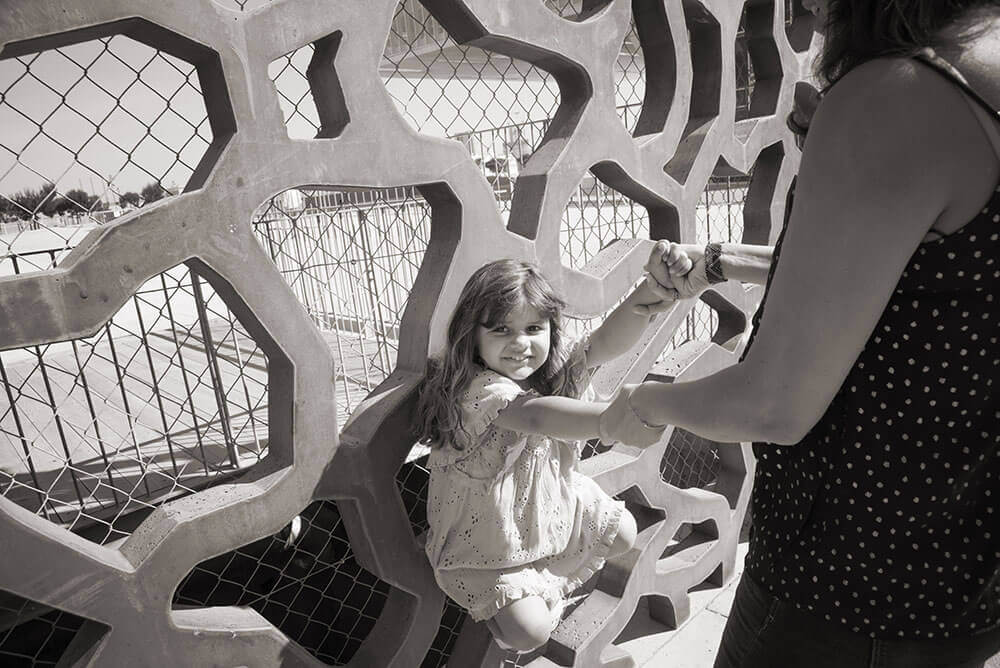 Photo en noir et blanc d'une fille et de sa maman au MuCem.