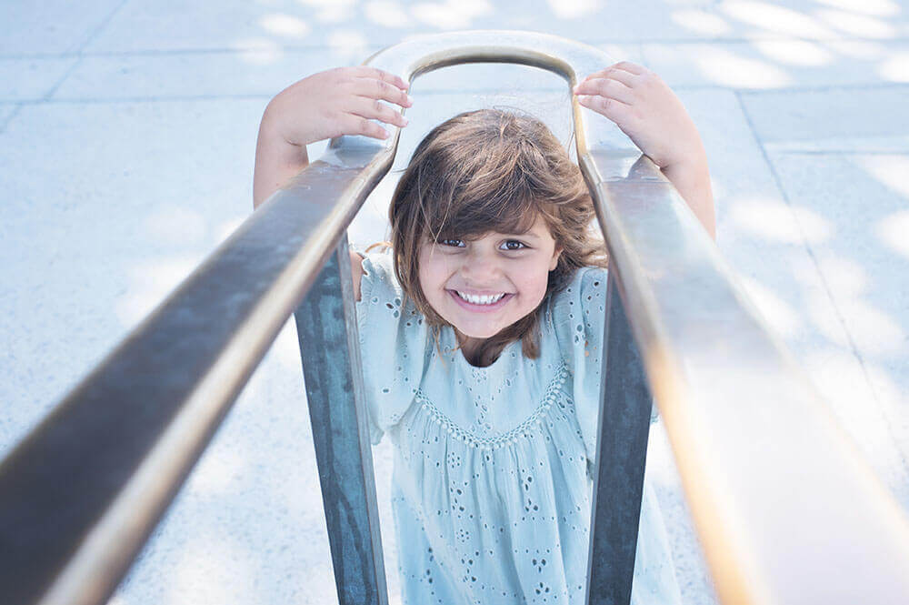 Sourire d'une enfant entrain de jouer