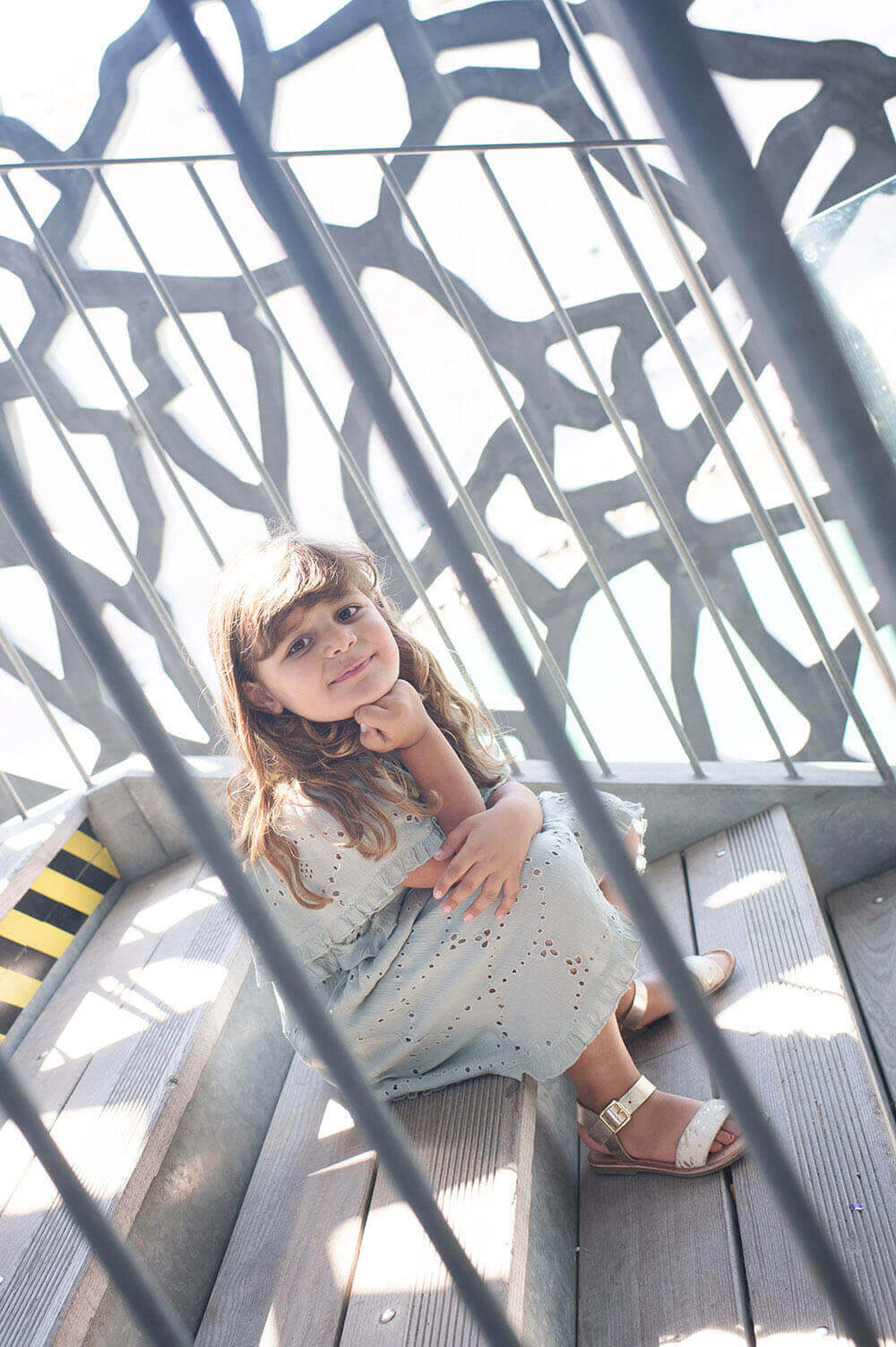 Jeune fille qui prend la pause sur les marche du MuCem.