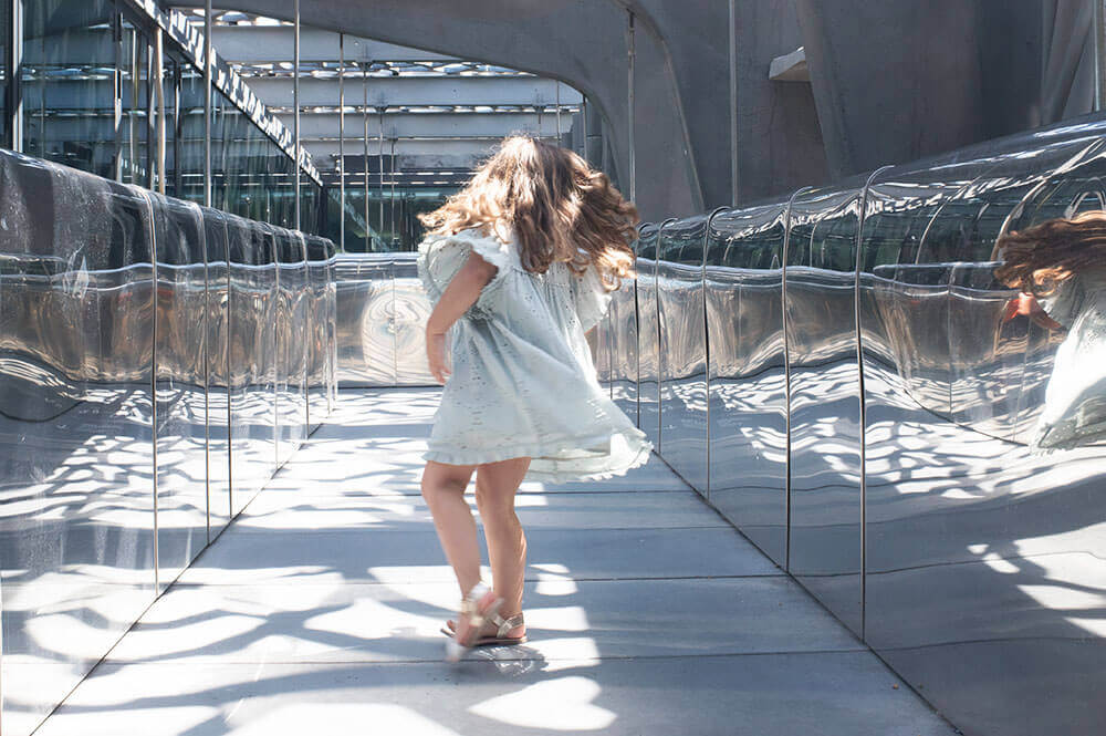 Jeune fille entrain de danser avec les miroirs des couloirs