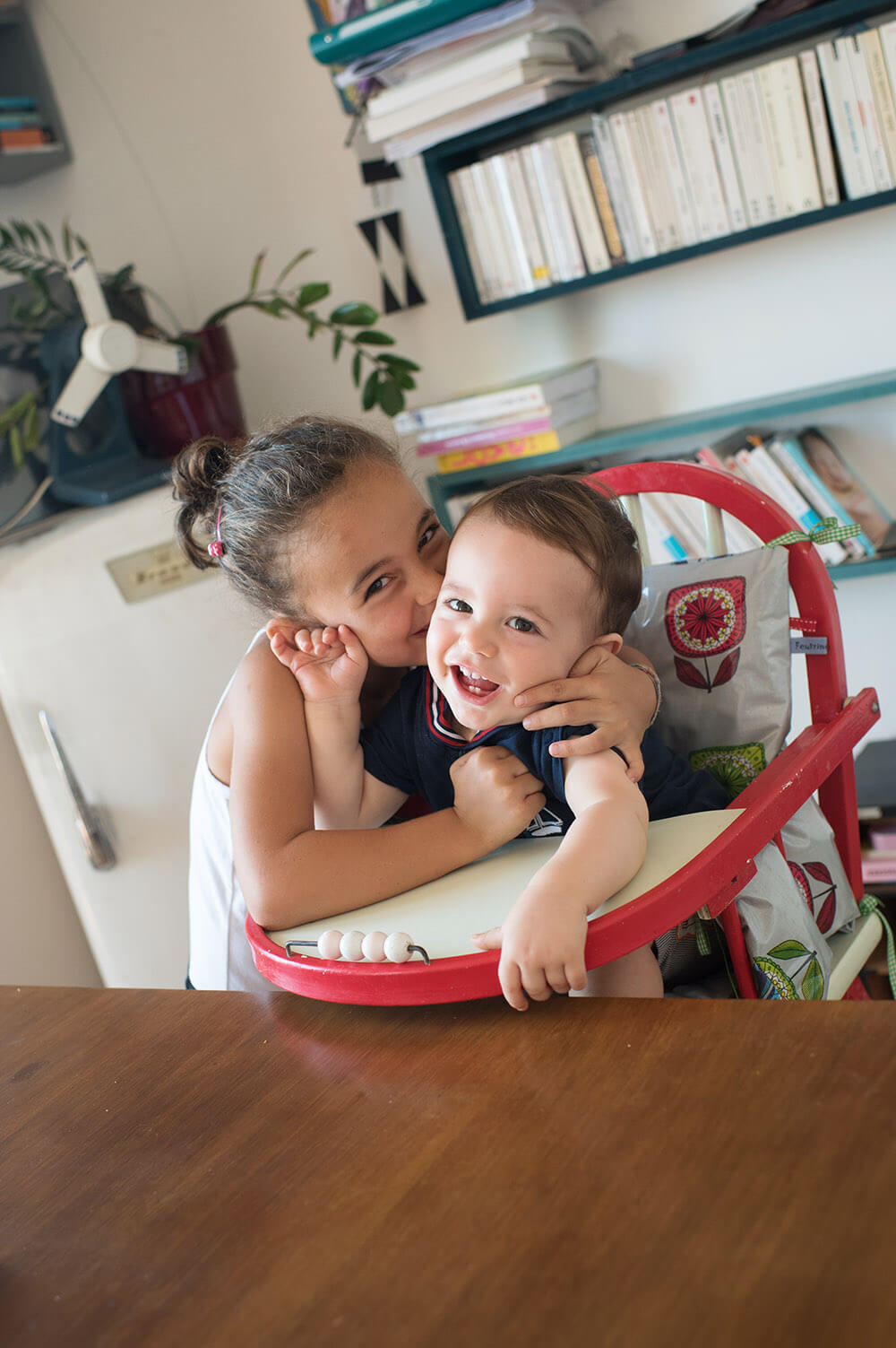 Bisous très affectueux entre frère et sœur