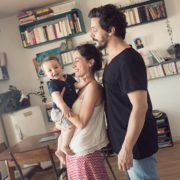 Portrait famille dans le salon