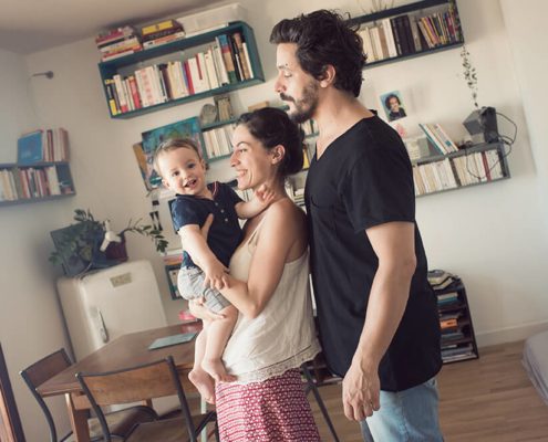 Portrait famille dans le salon