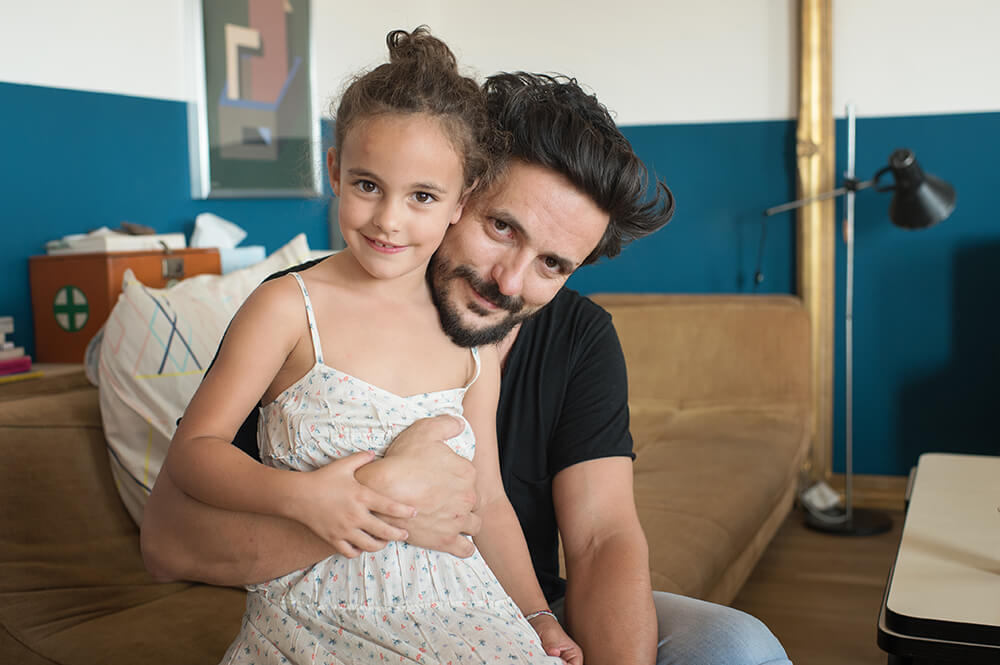 Portrait d'une jolie demoiselle avec son papa