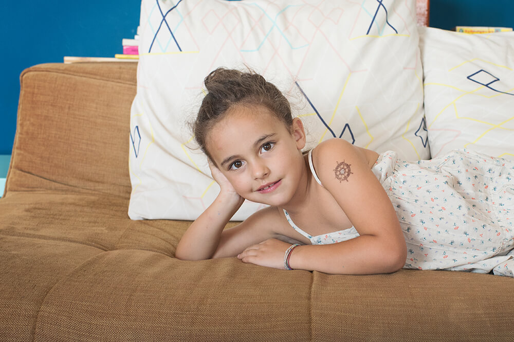 Portrait d'une jeune fille tatouée sur le bras