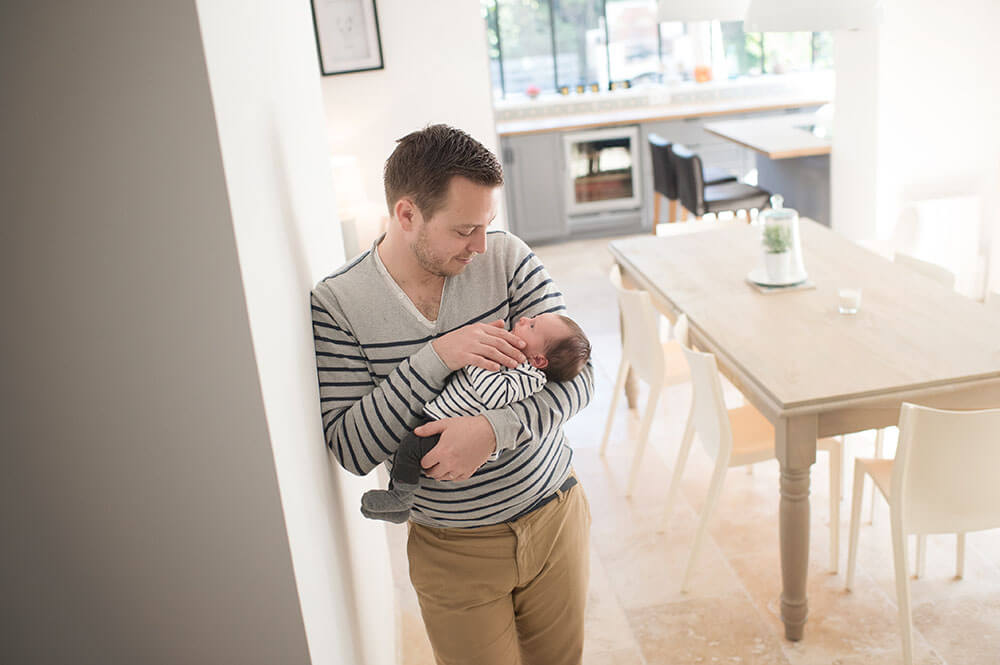 Nouveau-né en tête à tête avec son père dans la cuisine.