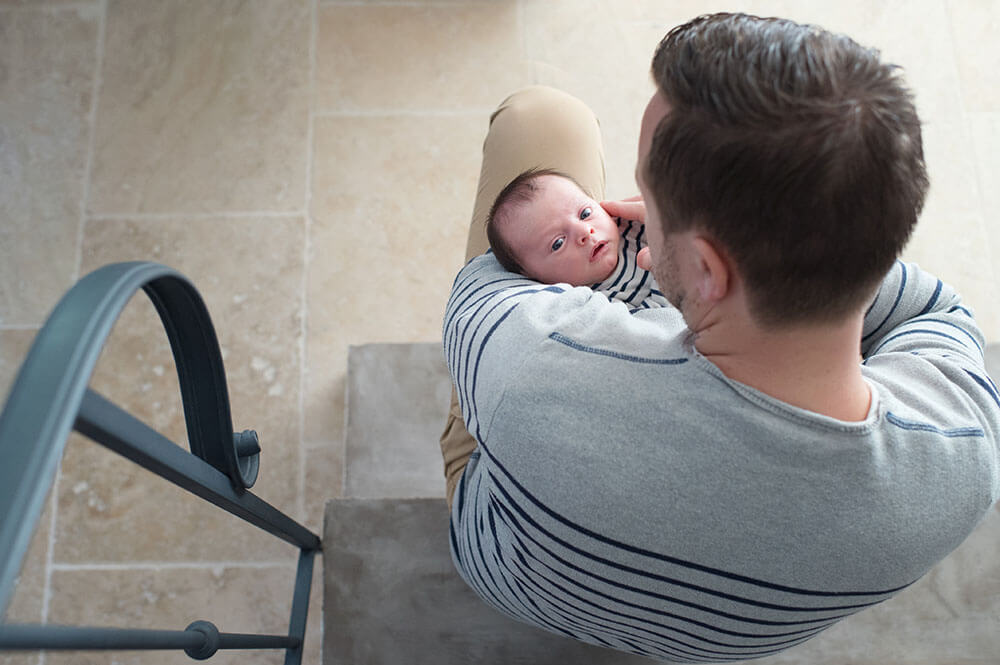 Bébé avec papa qui fait une caresse sur sa joue