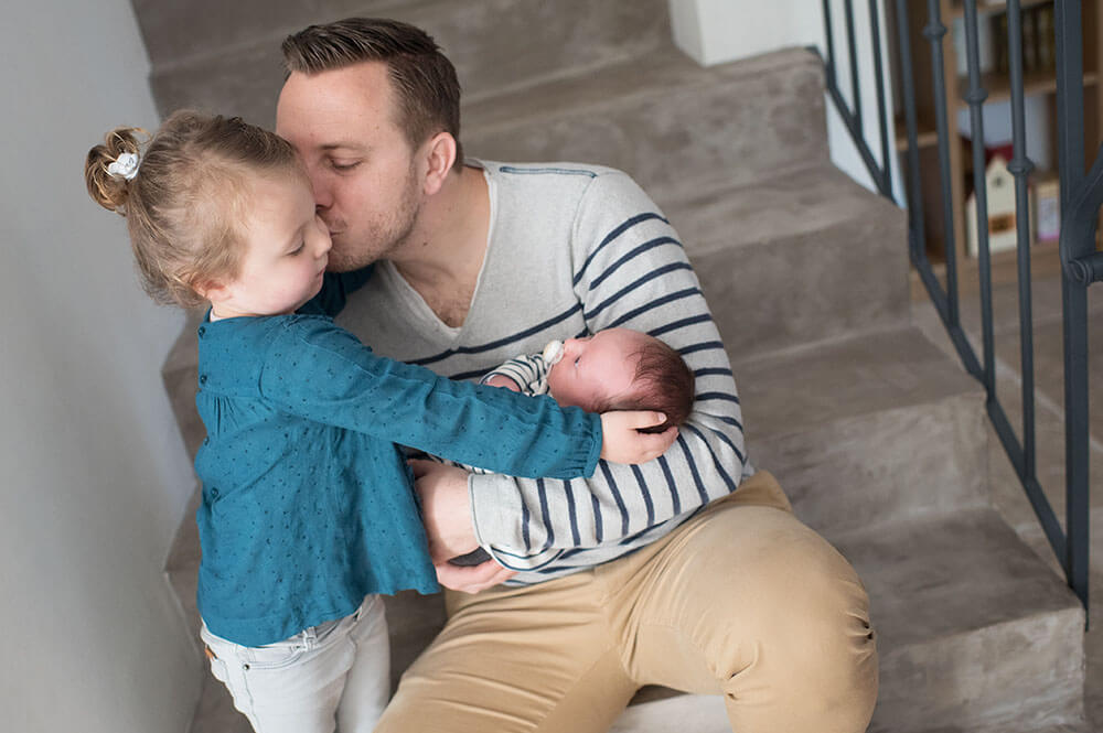 Papa avec ses deux enfants.