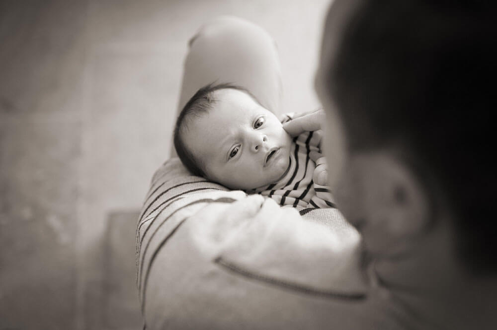 Portrait en noir et blanc d'un nourrisson à domicile.