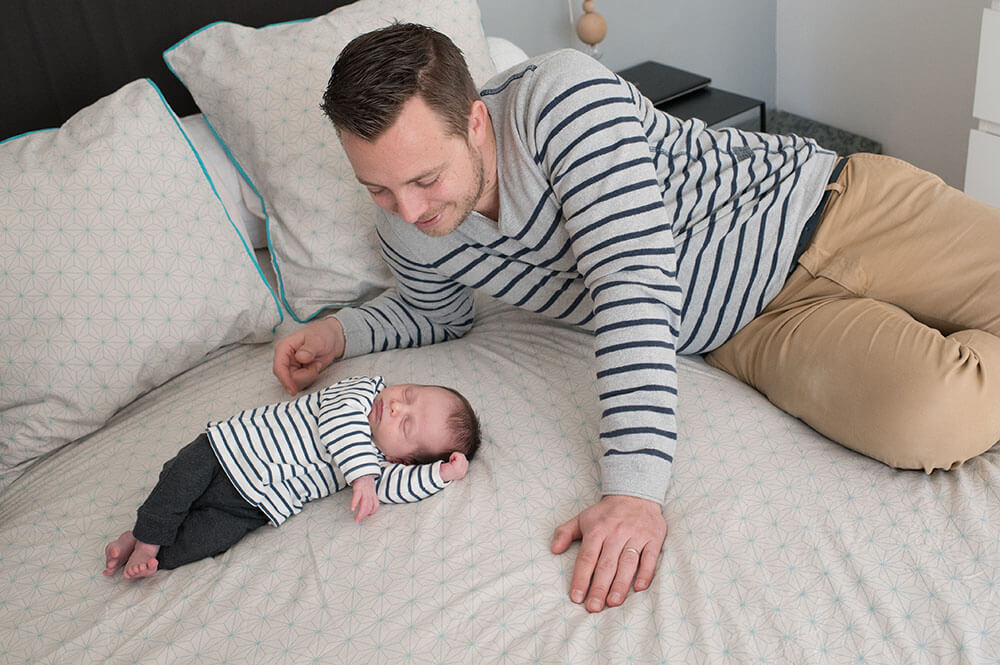 Portrait sur le lit des parents. Fils et papa habillés pareil.