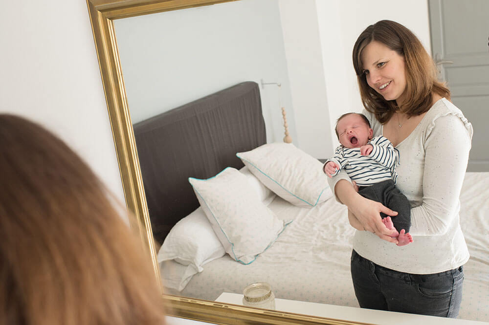 Photo reflet miroir. Bébé entrain de bailler.